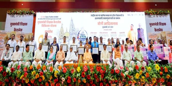 मुख्यमंत्री योगी ने वाराणसी में स्वच्छ व हरित विद्यालयों के प्रधानाचार्यों को किया सम्मानित