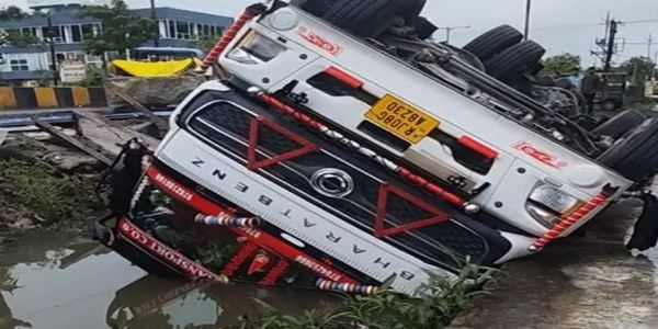 उज्जैन में सड़क धंसने से नाले में पलटा सीमेंट से भरा ट्राला, 3.50 लाख का माल बर्बाद