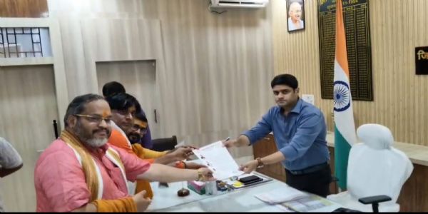 शीतला माता मंदिर की मूर्ति को स्थानांतरित किए जाने के प्रस्ताव पर विवाद, जिलाधिकारी को ज्ञापन