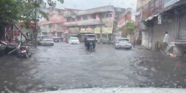 पहली ही तेज बारिश में डूबा अलवर, नगर निगम की सफाई व्यवस्था पर उठे सवाल