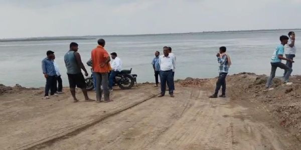 मालवाहक गाड़ियों के संचालन और अवैध मिट्टी कटाई का ग्रामीणों ने किया विरोध