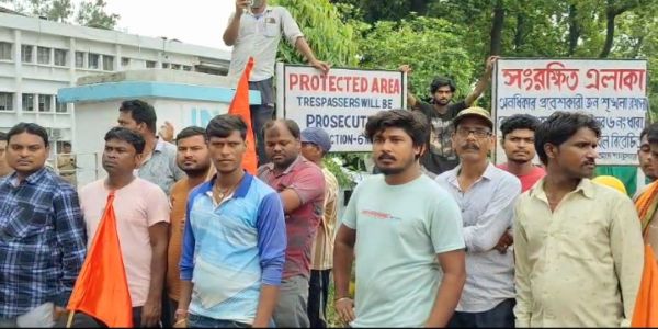 डीपीएल में अस्थायी श्रमिकों का प्रदर्शन, विभिन्न मांगों को लेकर प्रशासनिक भवन के सामने धरना