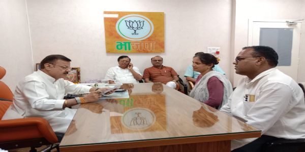 भाजपा प्रदेश कार्यालय पहुंचे मंत्री राव उदय प्रताप सिंह और दिलीप जायसवाल, कार्यकर्ताओं से मिलकर सुनीं जनसमस्याएं