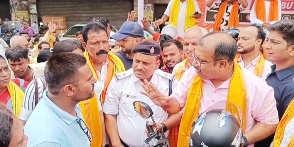 भाजपा अल्पसंख्यक मोर्चा ने आसनसोल में किया हेलमेट वितरण
