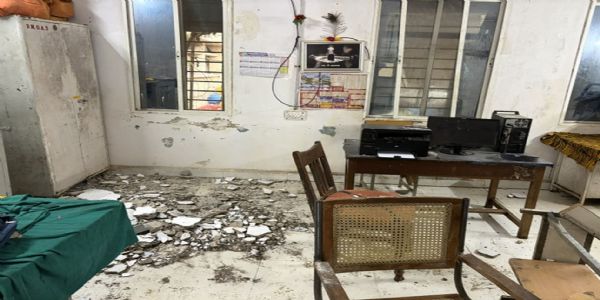 उज्जैन में मलेरिया कार्यालय की छत का प्लास्टर भरभराकर गिरा
