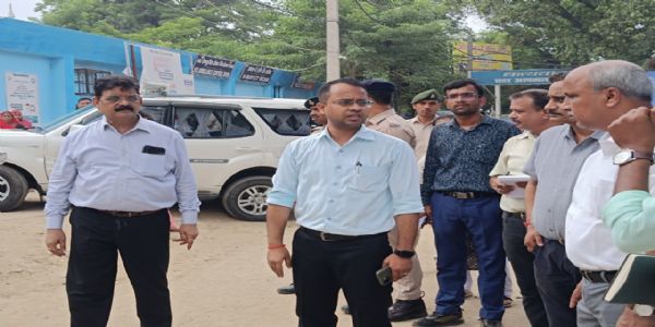 छपरा सदर अस्पताल में कीचड़ और जलजमाव पर जिलाधिकारी नाराज अधिकारियों को लगाई फटकार