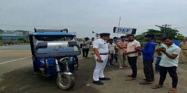 राष्ट्रीय राजमार्ग पर टोटो के खिलाफ ट्रैफिक पुलिस की बड़ी कार्रवाई, पुलिस ने जुर्माना और जब्ती की चेतावनी