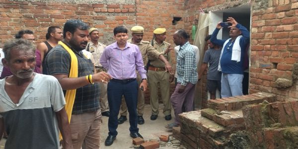 जालाैन में बारिश के कारण मकान की सीढ़ी ढही, तीन घायल, छह वर्षीय बच्ची गंभीर हालत में झांसी रेफर