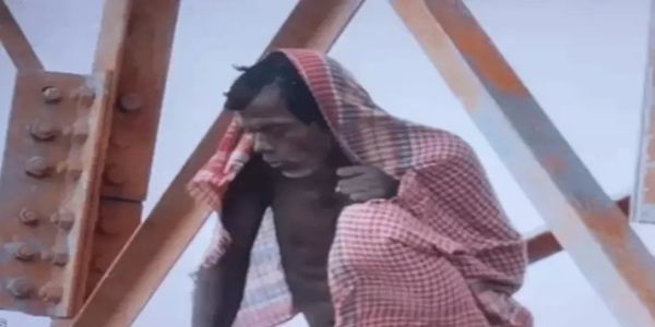 पांढुर्णा में तीन दिन से 230 फीट ऊंचे टावर पर बैठा है शख्स, ड्रोन से रखी जा रही नजर, उतारने एक्सपर्ट पहुंचे तो किया हमला