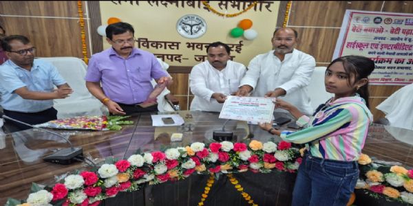 प्रतिभाशाली छात्राओं के खातों में 5-5 हजार की प्रोत्साहन राशि हस्तांतरित, सम्मानित भी की गईं