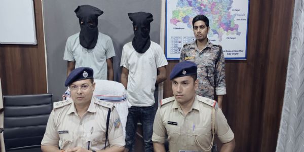पुलिस ने लूट के सामान के साथ दो अपराधियों को गिरफ्तार किया