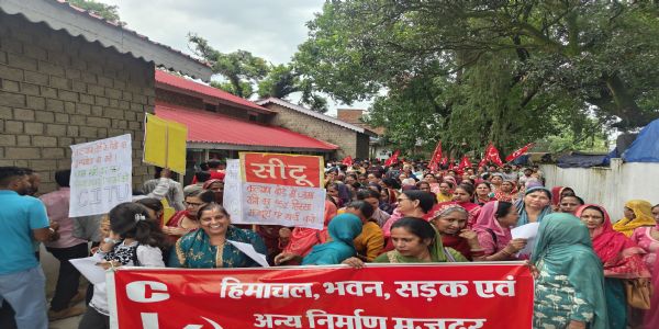 मजदूरों ने किया श्रम कल्याण बोर्ड का घेराव किया, 15 अगस्त से लंबित दावों के भुगतान का आश्वासन