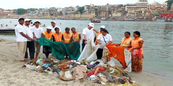 वाराणसी में गंगा पार महाअभियान चलाकर हटाया 1000 किलो पॉलीथिन- कचरा