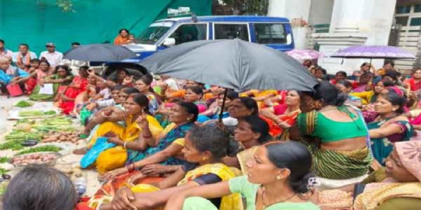 मोरहाबादी बाजार के दुकानदारों का नगर निगम कार्यालय के बाहर प्रदर्शन, वैकल्पिक व्यवस्था की मांग
