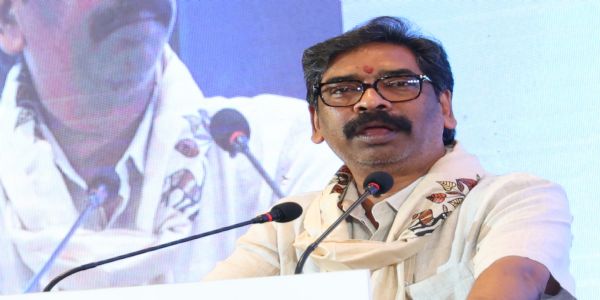 मुख्यमंत्री कार्यक्रम को संबोधित करते हुए मुख्यमंत्री कार्यक्रम को संबोधित करते हुए