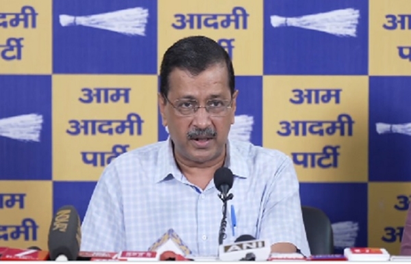 आम आदमी पार्टी (आआपा) के राष्ट्रीय संयोजक अरविंद केजरीवाल पत्रकार वार्ता को संबोधित करते हुए।