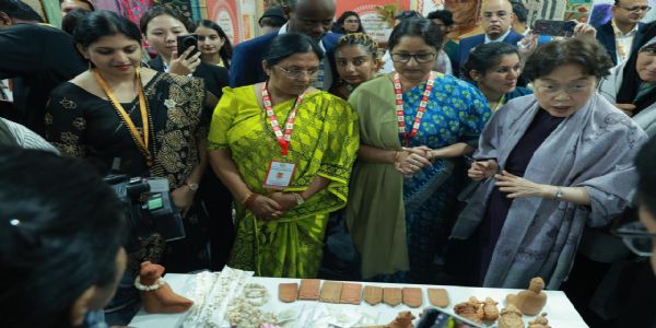 प्रदर्शनी का अवलोकन करती हुई केन्द्रीय मंत्री अन्नपूर्णा देवी प्रदर्शनी का अवलोकन करती हुई केन्द्रीय मंत्री अन्नपूर्णा देवी