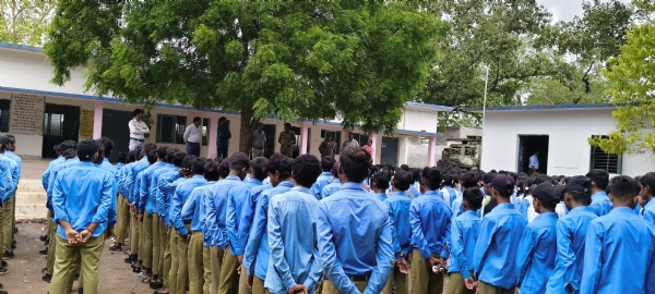बिर्रा में विद्यार्थियों को यातायात व साइबर सुरक्षा के प्रति किया जागरूक, नाबालिगों को वाहन नहीं चलाने की दी समझाइश