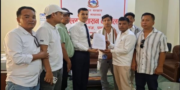 ठोरी में कस्टम कार्यालय खोलने की मांग को लेकर ज्ञापन देते स्थानीय ठोरी में कस्टम कार्यालय खोलने की मांग को लेकर ज्ञापन देते स्थानीय