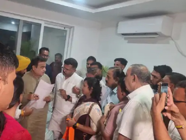 मंदसौर जिले रुपला स्थित रेस्ट हाउस में जनप्रतिनिधियों से मुलाकात करते हुए नितिन गडकरी मंदसौर जिले रुपला स्थित रेस्ट हाउस में जनप्रतिनिधियों से मुलाकात करते हुए नितिन गडकरी