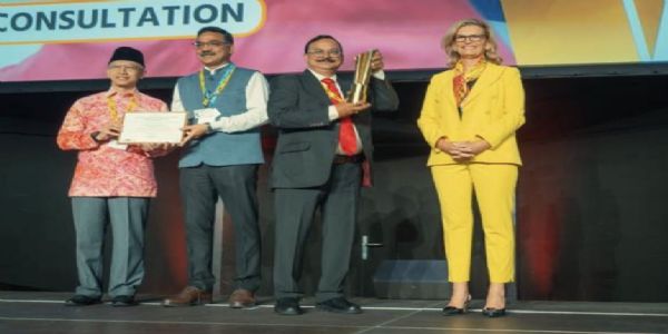 विश्व सूचना समाज शिखर सम्मेलन (डब्ल्यूएसआईएस) फोरम 2026, जिनेवा में ‘समृद्ध ग्राम’ परियोजना को डब्ल्यूएसआईएस प्राइज 2026 से सम्मानित किए जाने के अवसर पर पुरस्कार ग्रहण करते प्रतिनिधि। विश्व सूचना समाज शिखर सम्मेलन (डब्ल्यूएसआईएस) फोरम 2026, जिनेवा में ‘समृद्ध ग्राम’ परियोजना को डब्ल्यूएसआईएस प्राइज 2026 से सम्मानित किए जाने के अवसर पर पुरस्कार ग्रहण करते प्रतिनिधि।