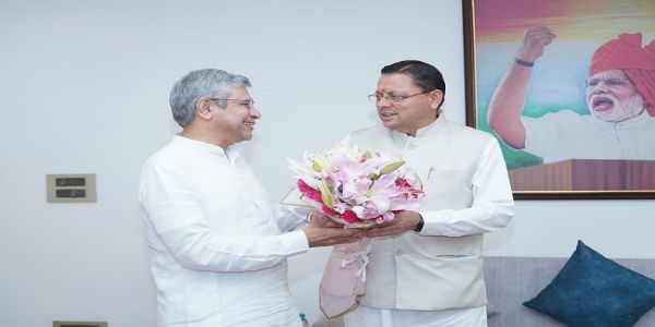उत्तराखंड के मुख्यमंत्री पुष्कर सिंह धामी रेल मंत्री अश्विनी वैष्णव से नई दिल्ली में मुलाकात करते हुए। उत्तराखंड के मुख्यमंत्री पुष्कर सिंह धामी रेल मंत्री अश्विनी वैष्णव से नई दिल्ली में मुलाकात करते हुए।