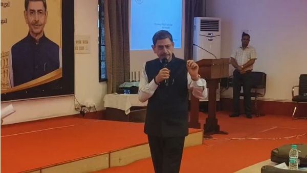 राज्यपाल आर. एन. रवि विश्वविद्यालयों के कुलपतियों को संबोधित करते हुए राज्यपाल आर. एन. रवि विश्वविद्यालयों के कुलपतियों को संबोधित करते हुए