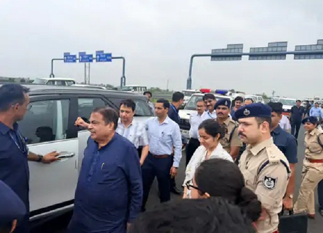 रतलाम जिले की सीमा पर दिल्ली-मुंबई एक्सप्रेसवे का निरीक्षण करते हुए गडकरी रतलाम जिले की सीमा पर दिल्ली-मुंबई एक्सप्रेसवे का निरीक्षण करते हुए गडकरी