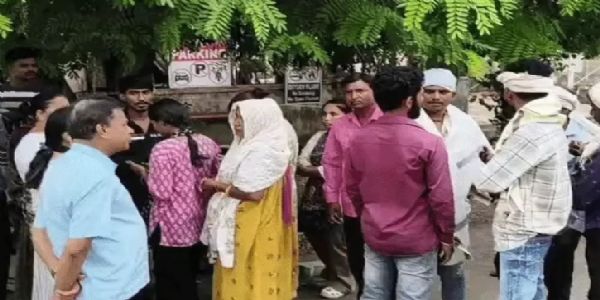 दोस्त ने नर्सिंग छात्र की चाकू मारकर हत्या की, गिरफ्तारी की मांग पर परिजनों का धरना