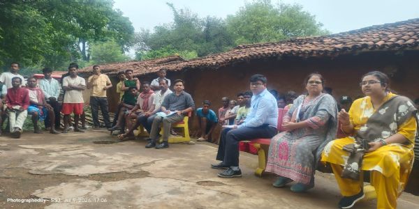 भूमि विवाद की शिकायत पर अपर समाहर्ता ने किया कर्रा प्रखंड का दौरा, निष्पक्ष कार्रवाई का दिया भरोसा