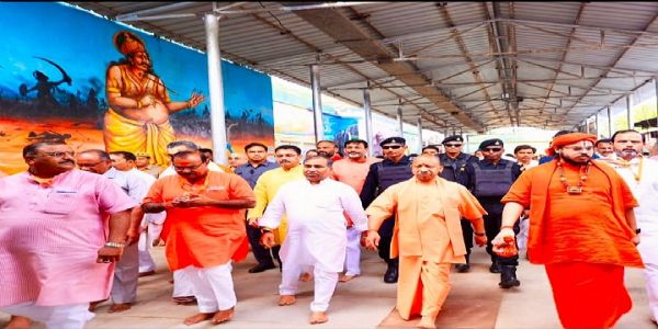 योगी आदित्यनाथ ने की कामदगिरि पर्वत की परिक्रमा, मांगा जनकल्याण का आशीर्वाद