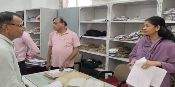 सागर कलेक्टर का नकल शाखा और अभिलेखागार का औचक निरीक्षण, लापरवाही पर सहायक ग्रेड-3 निलंबित
