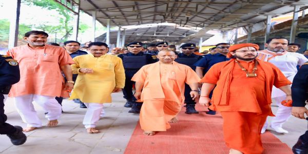 मुख्यमंत्री योगी ने चित्रकूट के प्रमुख संतों के साथ लगाई कामदगिरि पर्वत की पंचकोसी परिक्रमा