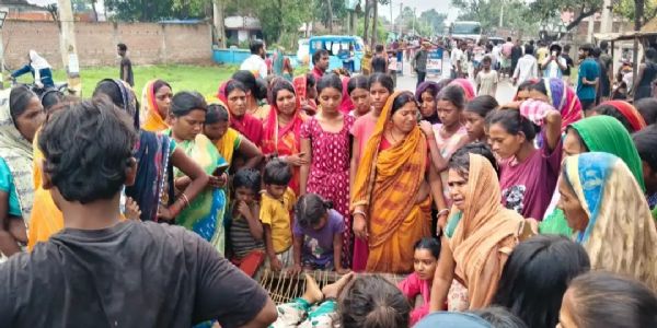 सड़क दुघर्टना में महिला की मौत, आक्रोशित लोगों ने किया सड़क जाम