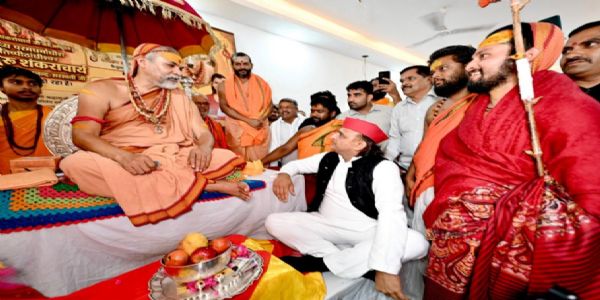 अखिलेश यादव ने स्वामी अविमुक्तेश्वरानंद सरस्वती से लिया आशीर्वाद