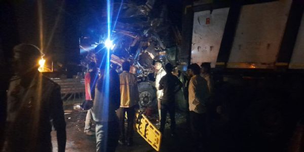 औरैया में हाईवे पर ट्रेलर-ट्रक की भीषण भिड़ंत में क्लीनर की मौत, चालक समेत दो घायल