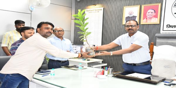 जनता दर्शन में आए फरियादियों को डीएम ने सौंपा ‘हरित उपहार‘