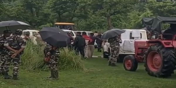 अतिक्रमण हटाने पहुंची वन विभाग के जेसीबी को आक्रोशित ग्रामीणों ने जलाया