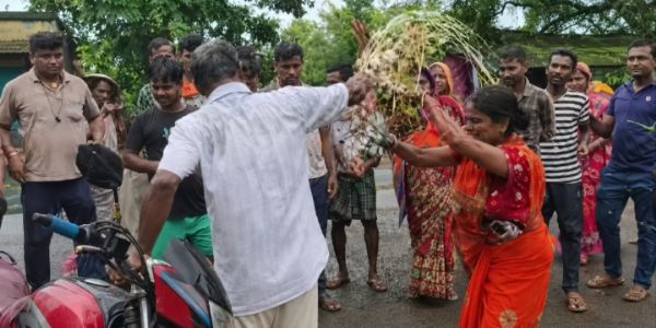 कटमनी आरोपों पर पूर्व तृणमूल क्षेत्राध्यक्ष के आवास पर प्रदर्शन, अंडे फेंके गए