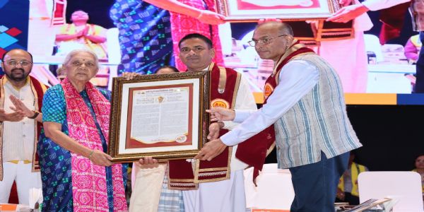 कच्छ चर्म शिल्प के शिल्पाचार्य अंचल पी. बिजलानी को सीएसजेएमयू ने दी डी.लिट् की मानद उपाधि