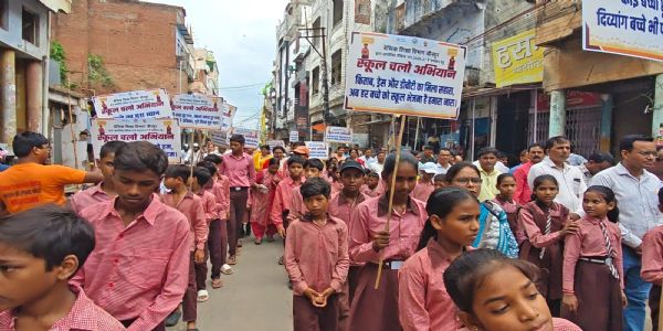 स्कूल चलो अभियान की रैली को राज्यमंत्री गिरीश चंद्र यादव व डीएम ने दिखाई हरी झंडी, शत-प्रतिशत नामांकन का लिया संकल्प