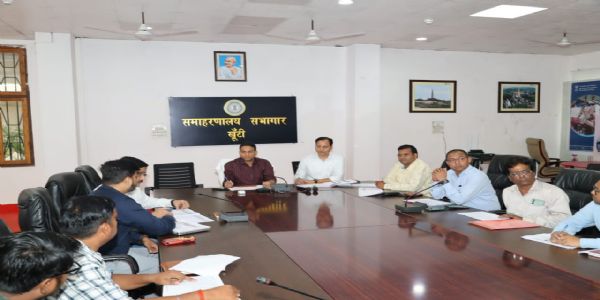 स्वास्थ्य संरचना का काम करें समय पर पूरा, ग्रामीणों तक पहुंचे मोबाइल हेल्थ यूनिट : उपायुक्त