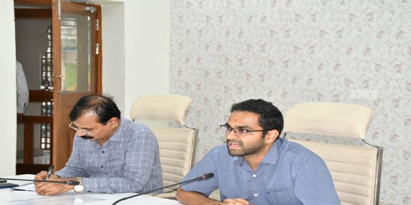 आकांक्षी विकास खंडों की समीक्षा में डीएम सख्त