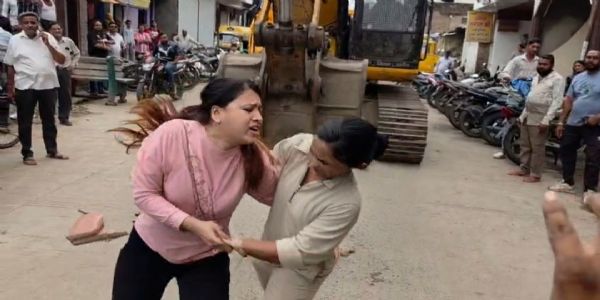 उज्जैन में थप्पड़ काण्ड : तीन घण्टे की जद्दोजहद के बाद कमरे सहित पूरी होटल की सील