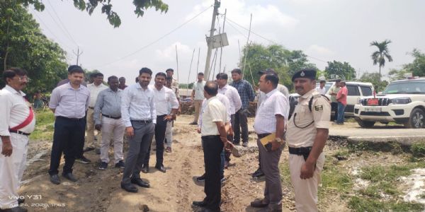 तटबंध से अस्पताल तक डीएम का निरीक्षण, बाढ़ सुरक्षा और स्वास्थ्य सेवाओं पर फोकस