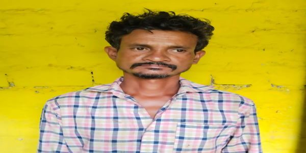 पत्नी के प्रेमी की कुल्हाड़ी मारकर हत्या, आरोपित पति गिरफ्तार