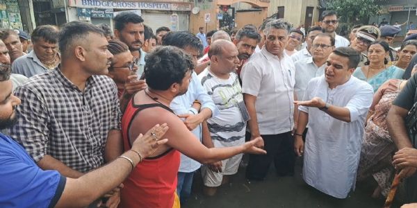 सूरत के बाढ़ प्रभावित क्षेत्रों का उपमुख्यमंत्री हर्ष संघवी ने किया दौरा