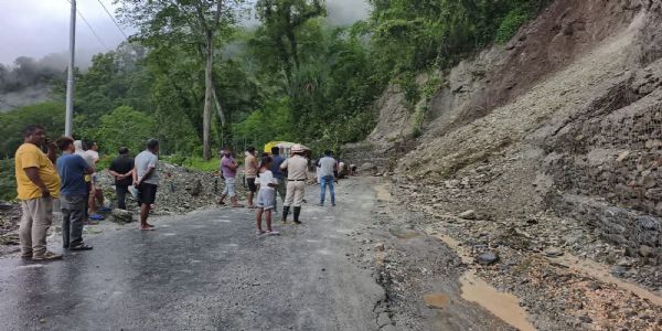 सेवक के पास राष्ट्रीय राजमार्ग-10 पर भूस्खलन, यातायात बाधित