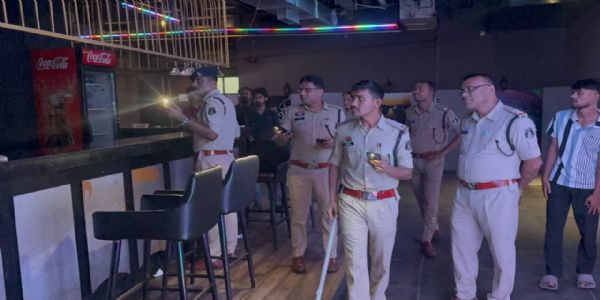 कोरबा में देर रात ओएनसी और सेंट्रल प्वाइंट बार में पुलिस का छापा, नियम तोड़ने पर मैनेजरों पर कार्रवाई