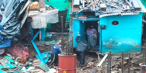 विष्णु घाट में भरभराकर गिरा मकान, फायर सर्विस ने मलबे से चार लोगों को जिंदा निकाला